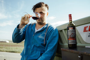 Verkostung von einem Rotwein im Weingarten, Christoph Hess