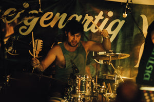 Christoph Hess beim Schlagzeug spielen