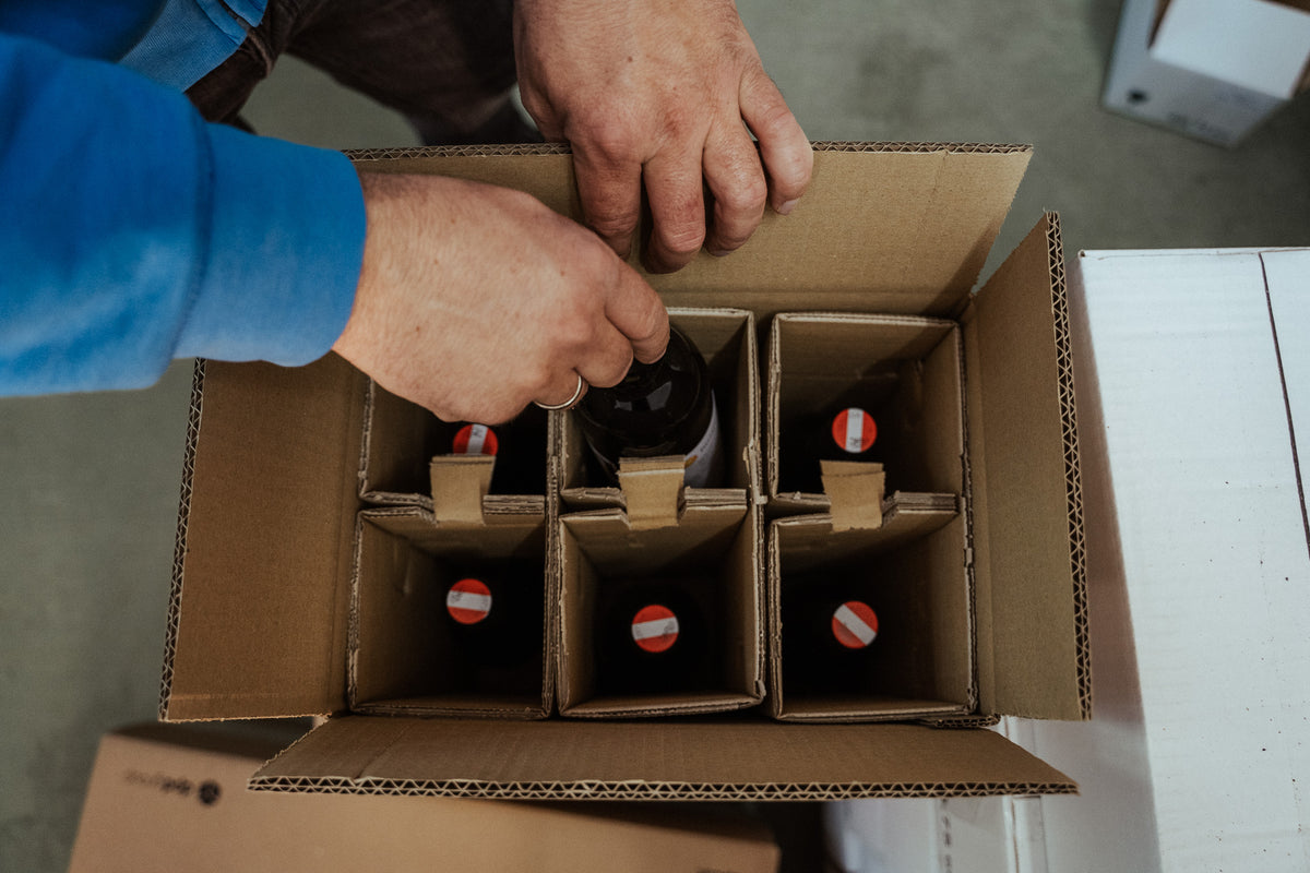 Verpacken in einen sechser Karton