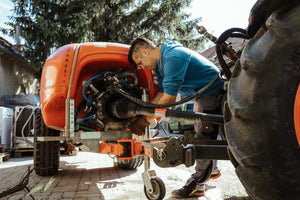 Christoph Hess beim montieren der Weingartenspritze an den Traktor in Neusiedl am See