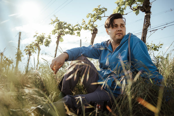 Christoph Hess Winzer sitzt im Weingarten. Neusiedl am See Burgenland 